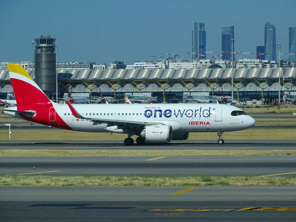 Iberia plane with oneworld livery