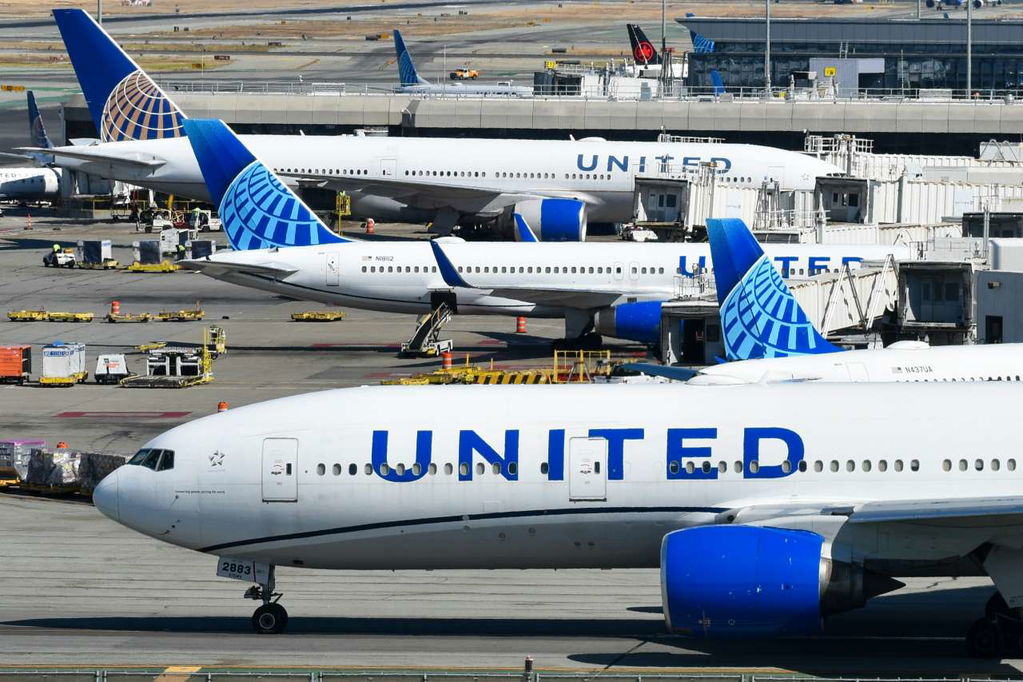 united planes at airport